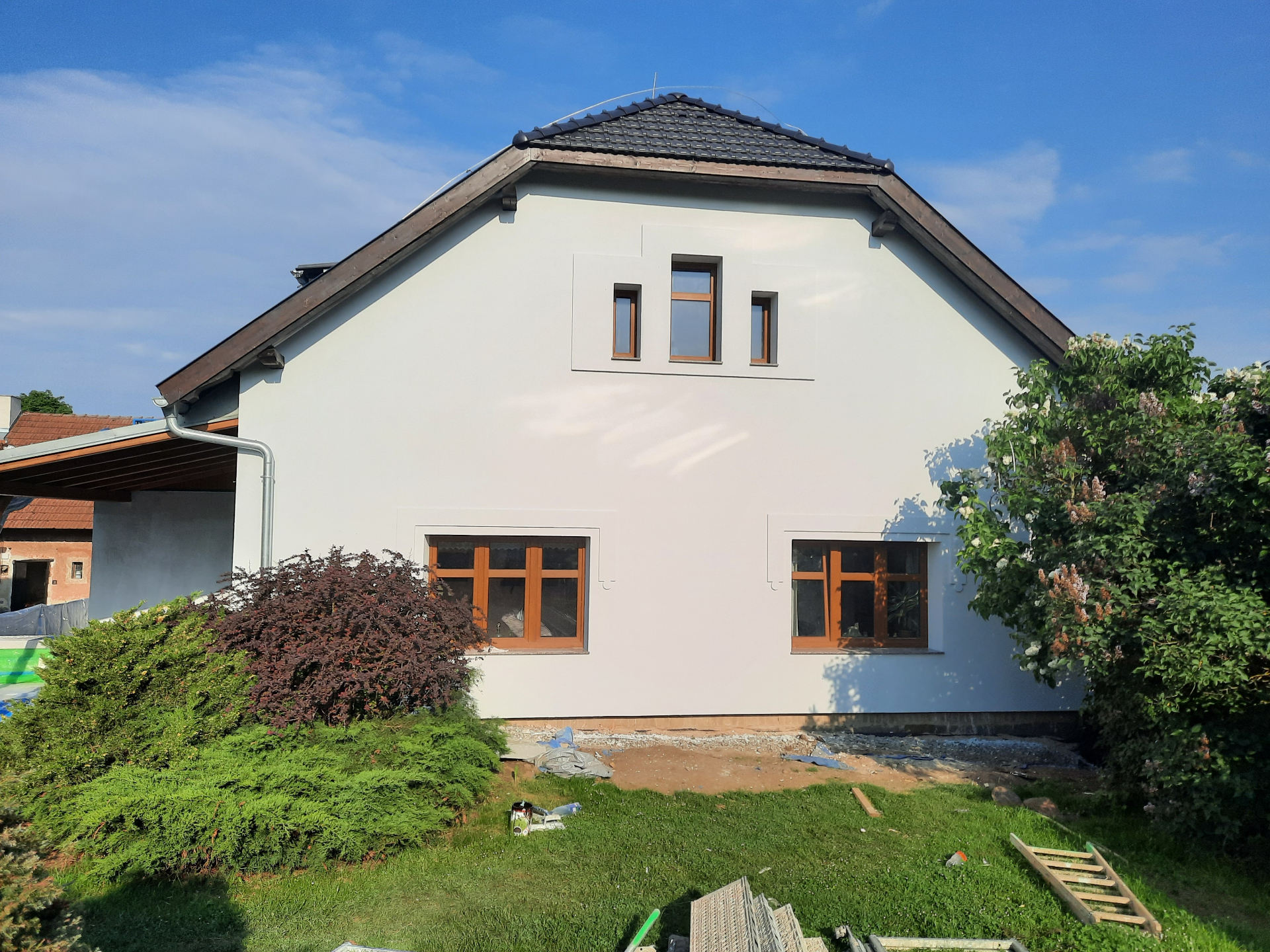 Kompletní rekonstrukce fasády a střechy, jižní Čechy