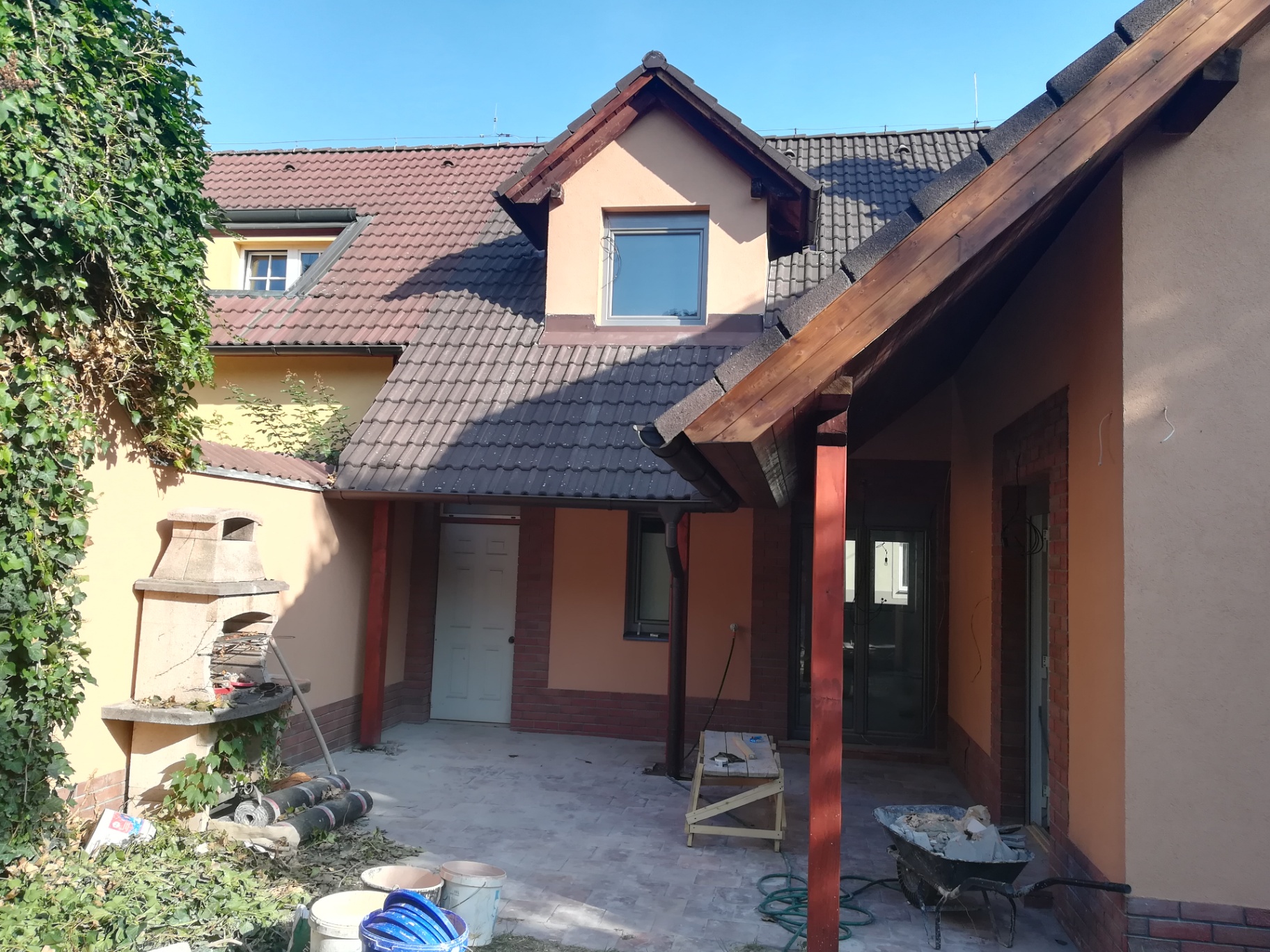 Nádvoří rodinného domu po rekonstrukci, Praha